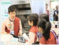 レジ袋削減の取り組みに耳を傾ける子ども達 レジ袋削減の取り組みに耳を傾ける子ども達
