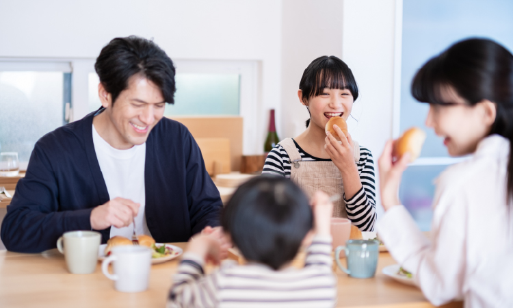 朝食を食べる家族イメージ