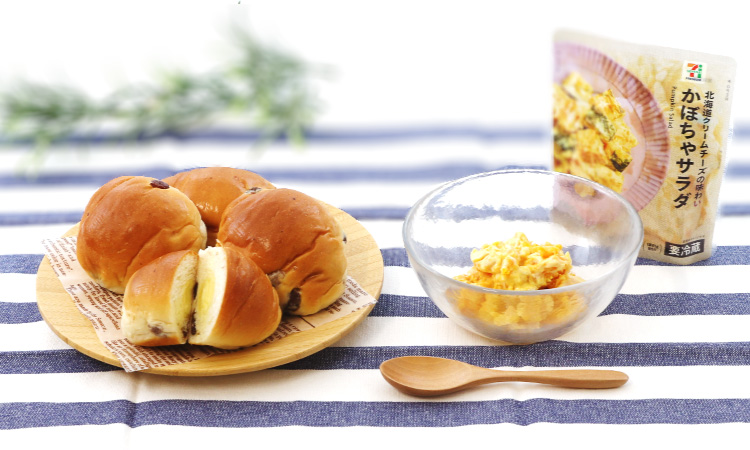 7プレミアム マーガリン入り レーズンバターロール 4個入と7プレミアム かぼちゃサラダ盛り付けイメージ