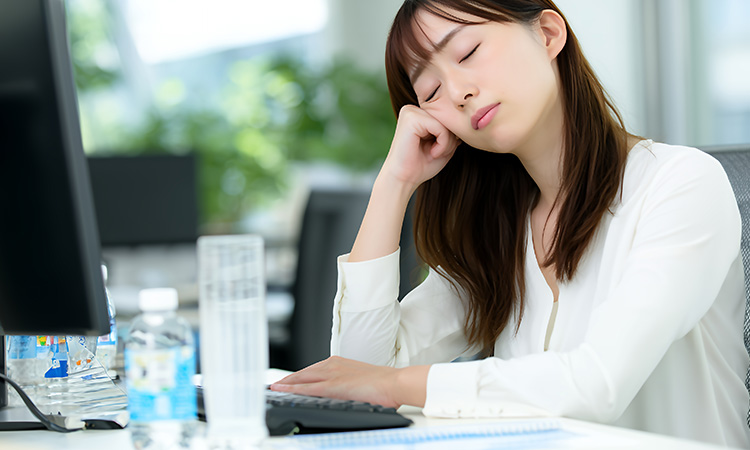 疲れている女性 イメージ