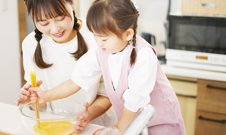 親子で卵料理をしている イメージ
