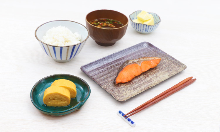 7プレミアム だし巻き玉子、7プレミアム FDみそ汁 なめこ、ごはん、7プレミアム 銀鮭の塩焼、7プレミアム 皮むきりんごを使用した和朝食 イメージ