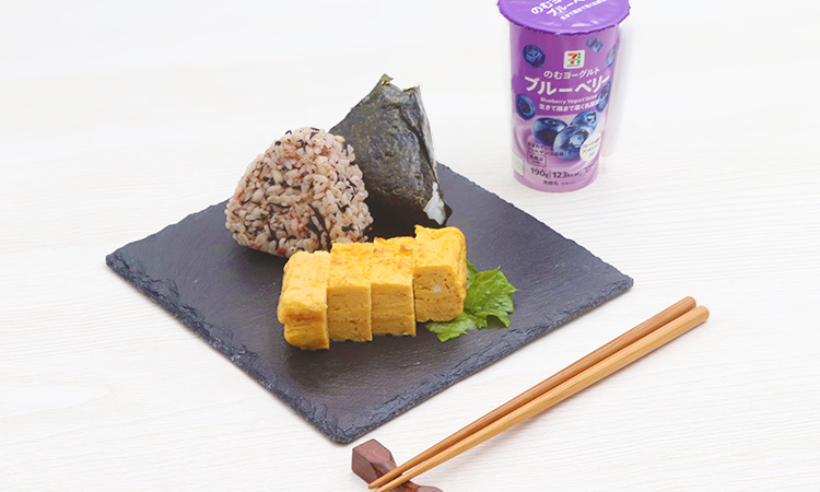 おにぎり（手巻おにぎり 炭火焼銀しゃけ、ぷちもち食感！もち麦おむすび 梅ひじき）、7プレミアム 厚焼き玉子、7プレミアム のむヨーグルト ブルーベリー 190gを使用した忙しい日のデスクランチ イメージ