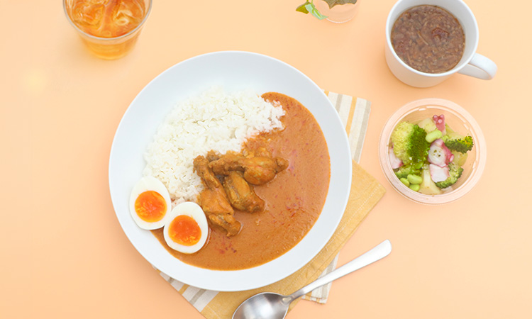カレーライス（7プレミアムゴールド骨付き肉3本入 金のバターチキンカレー、ごはん）、7プレミアム 味付き半熟とろっとゆでたまご、たことブロッコリー手摘みバジルのサラダ、7プレミアム オニオンスープ、7プレミアム ルイボスティーを使用した満足夜ごはん イメージ