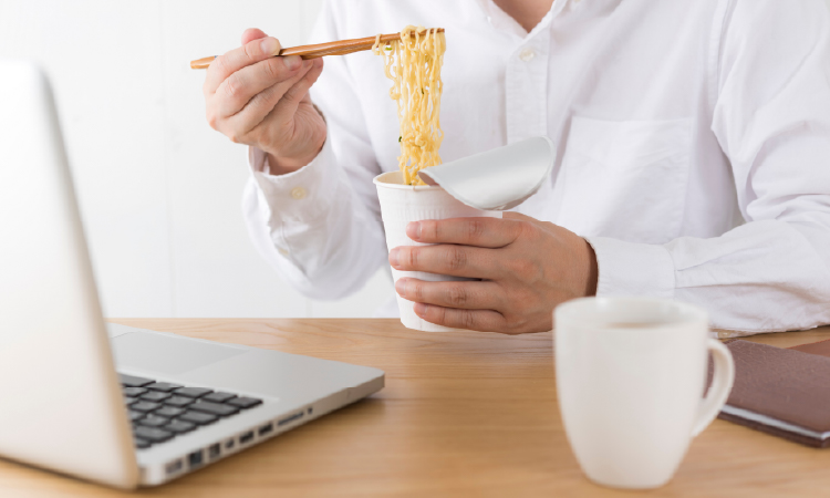 カップラーメンを食べている人 イメージ