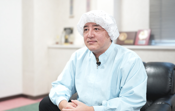 尾崎工場長のインタビューの様子