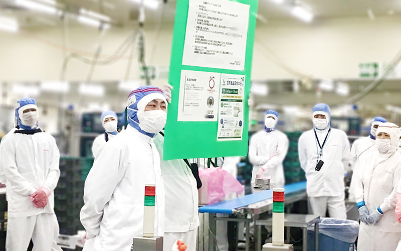 現場の従業員が朝礼を行う様子