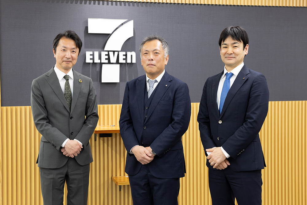 3名が並んで立つ集合写真