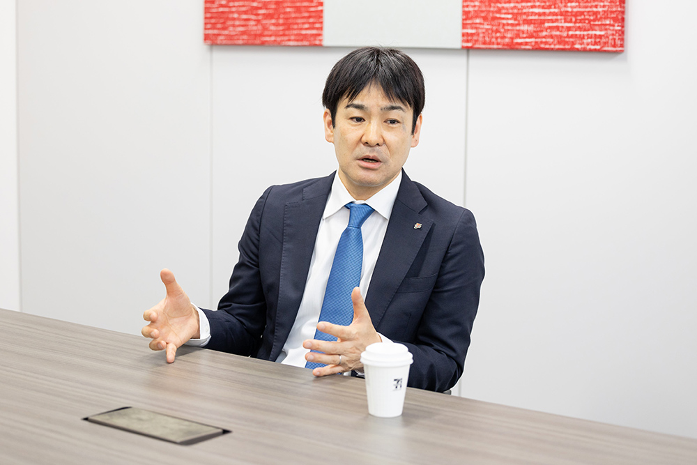 斉藤総括マネジャーのインタビューの様子