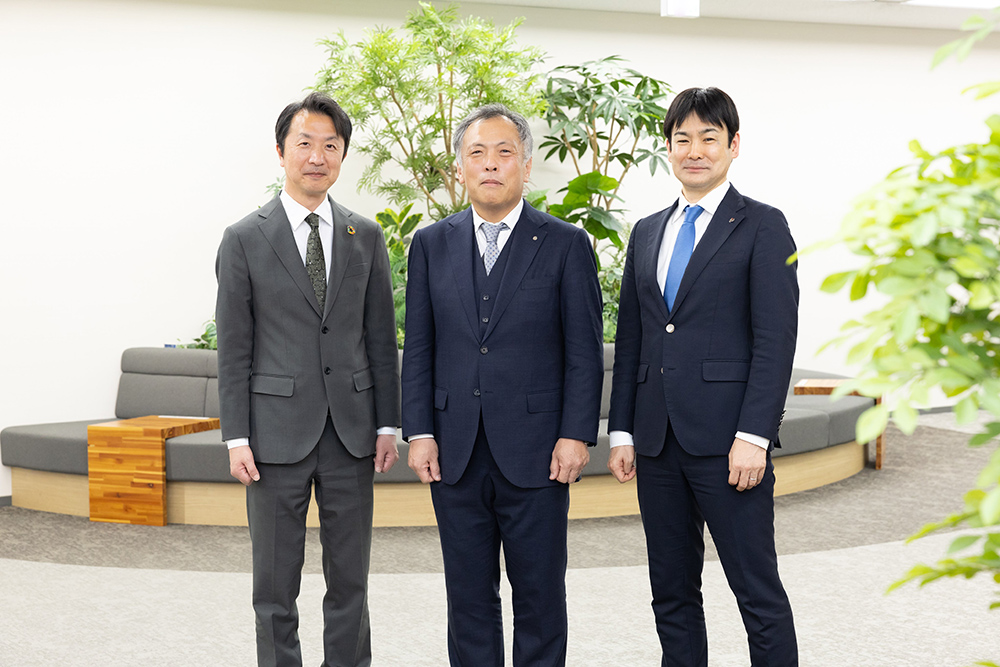 3名が並んで立つ集合写真