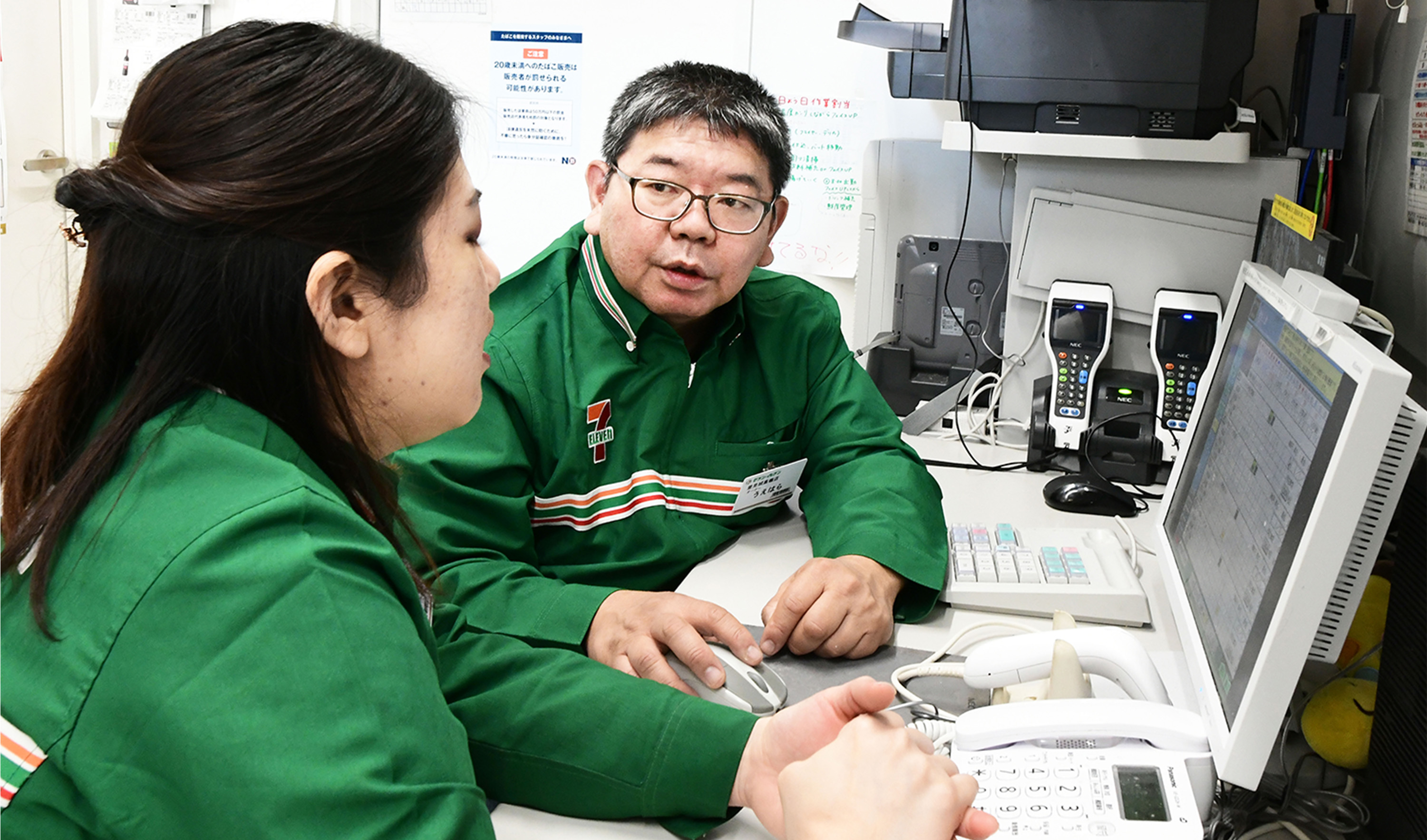 事務所で販売データを確認